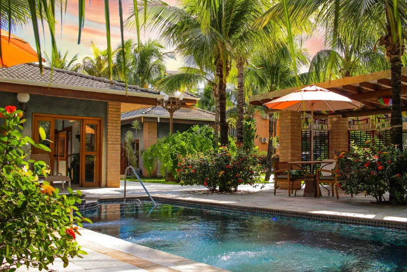 Foto da piscinas com vista para o hotel