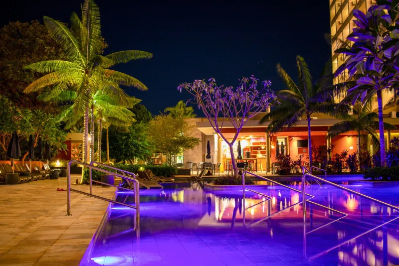 Foto da piscina a noite