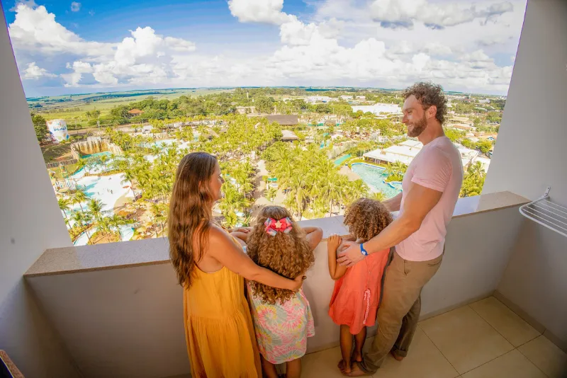 Foto da familia aproveitando a vista para o parque