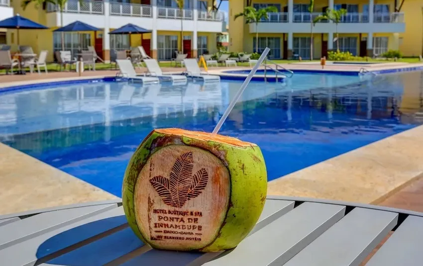 Foto da água de coco a beira da piscina
