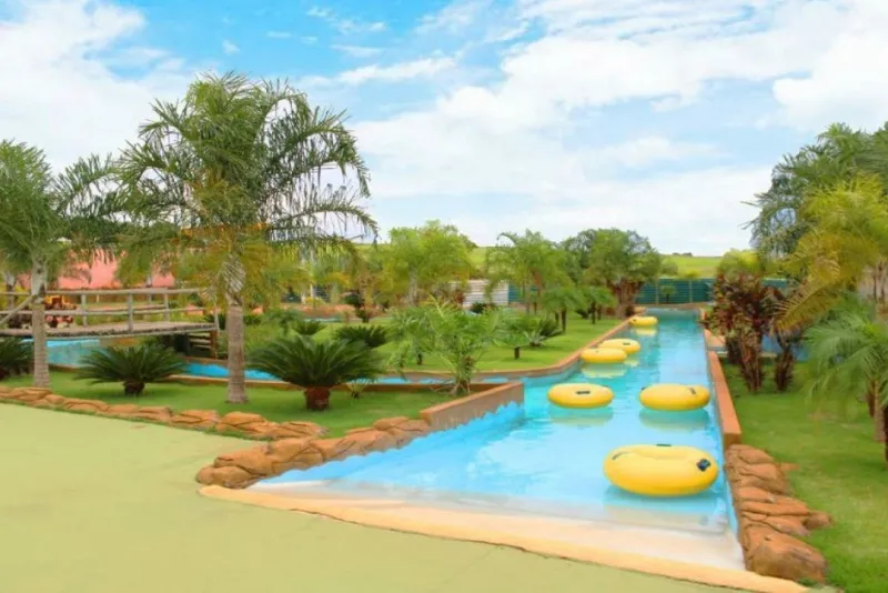 Foto do rio artificial do hotel