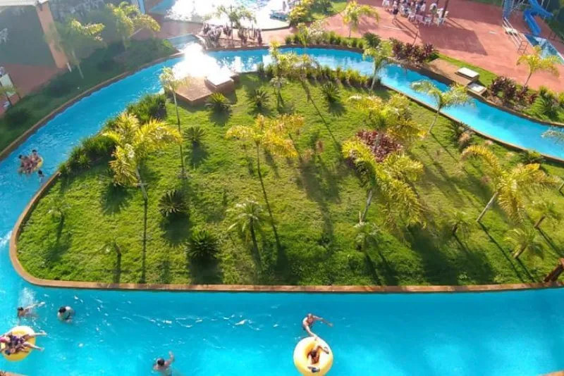 Foto do rio artificial do hotel