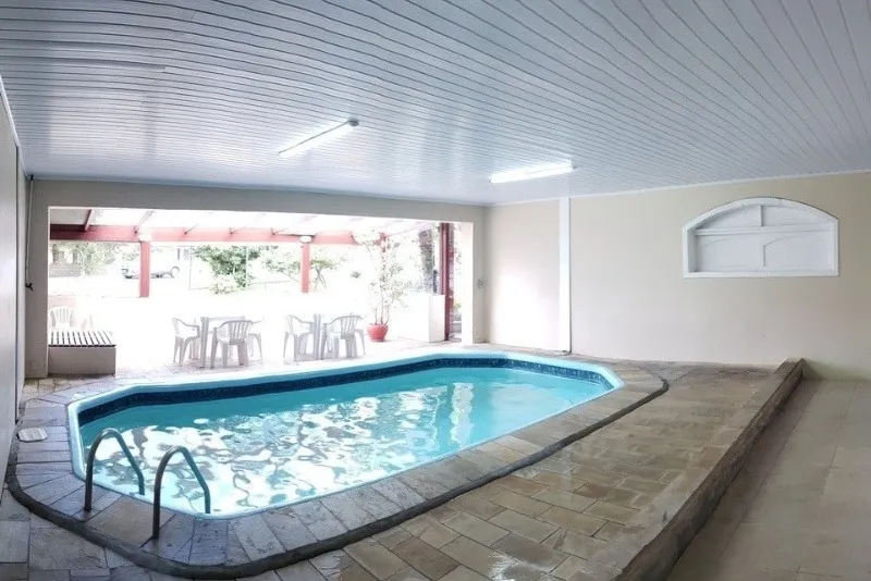 Foto da piscina coberta