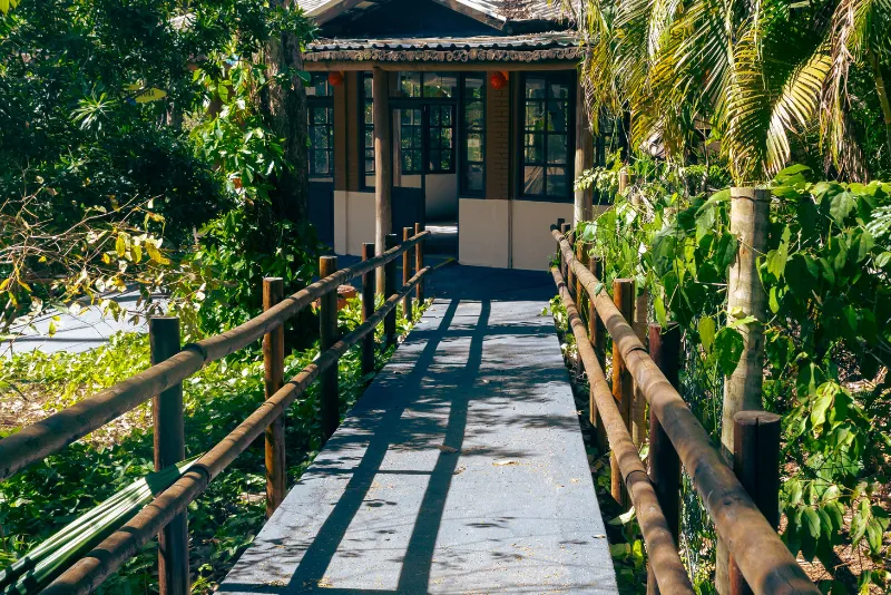 Foto da ponte que leva até a entrada