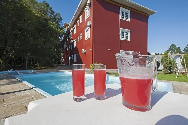 Foto das piscinas e dos sucos que servimos
