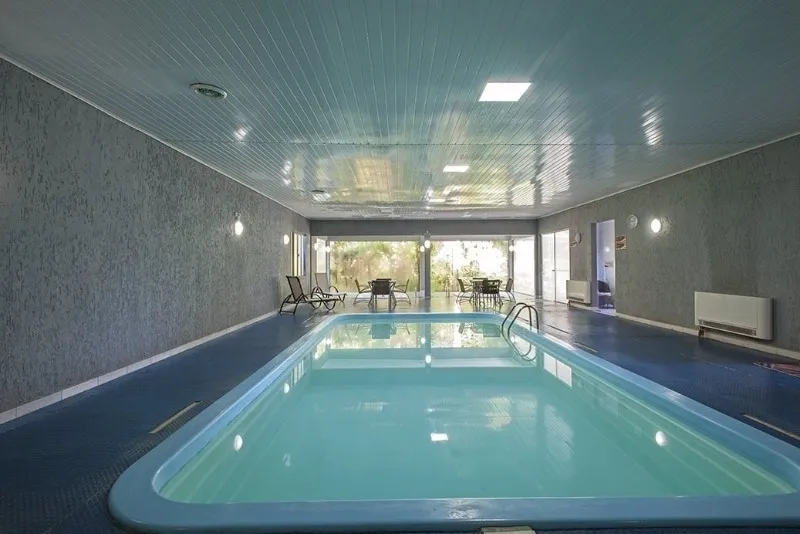 Foto da piscina coberta