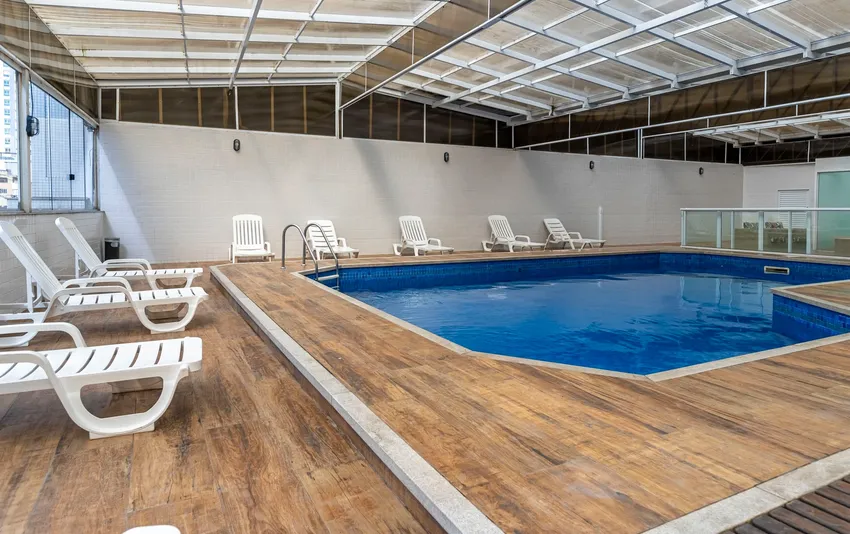 Foto da parte de piscina e espreguiçadeira
