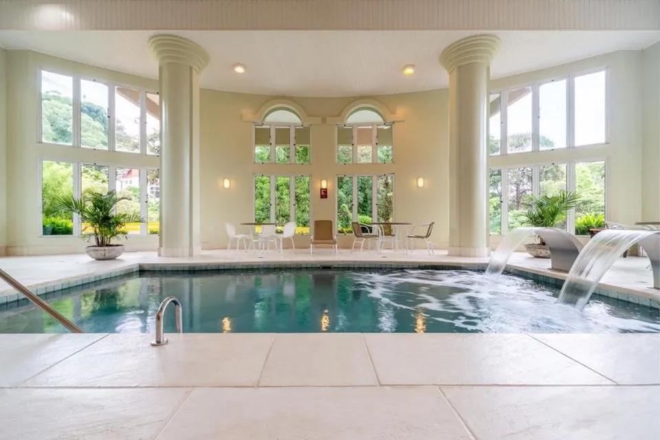Foto da piscina coberta
