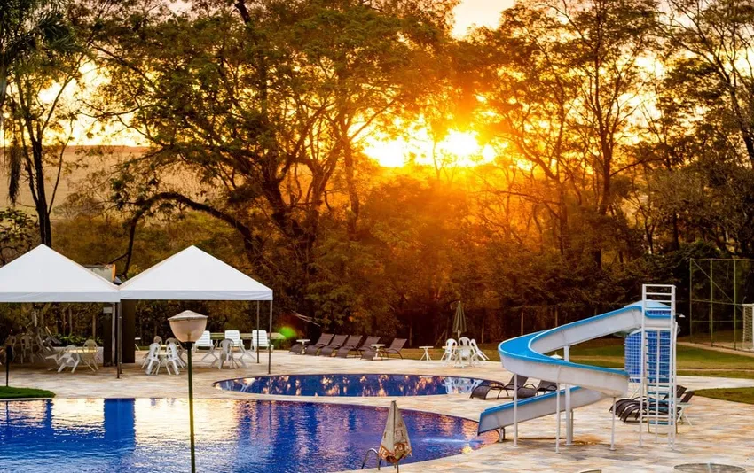Foto do fim de tarde na piscina