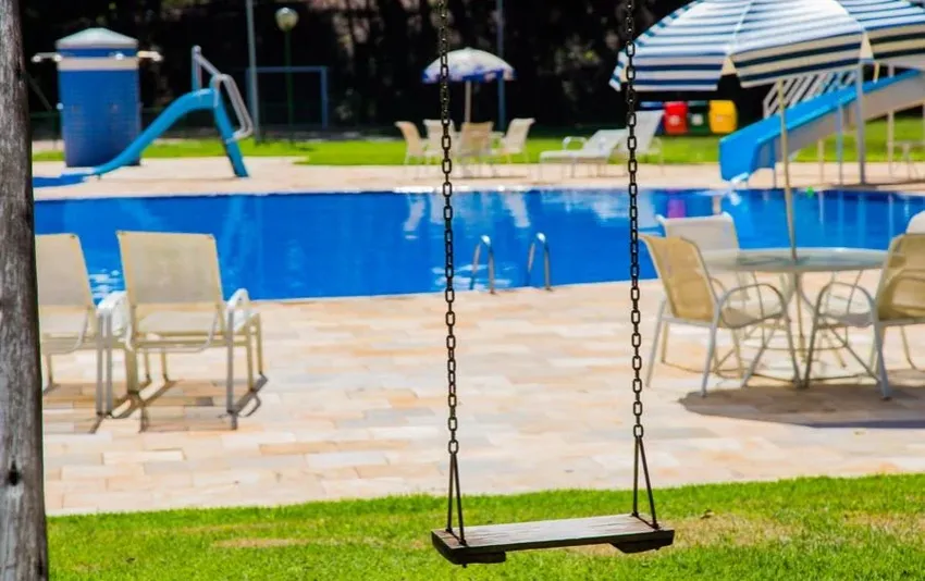 Foto do parque para crianças junto com a piscina