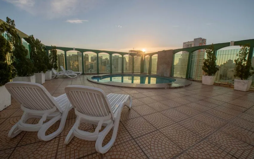 Foto da piscina com um fim de tarde espetacular
