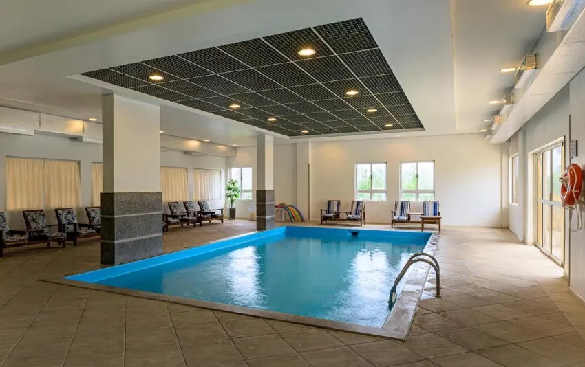 Foto da piscina coberta