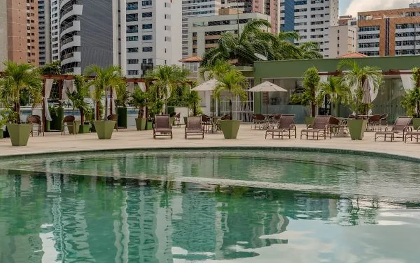 Foto da piscina e espreguiçadeira