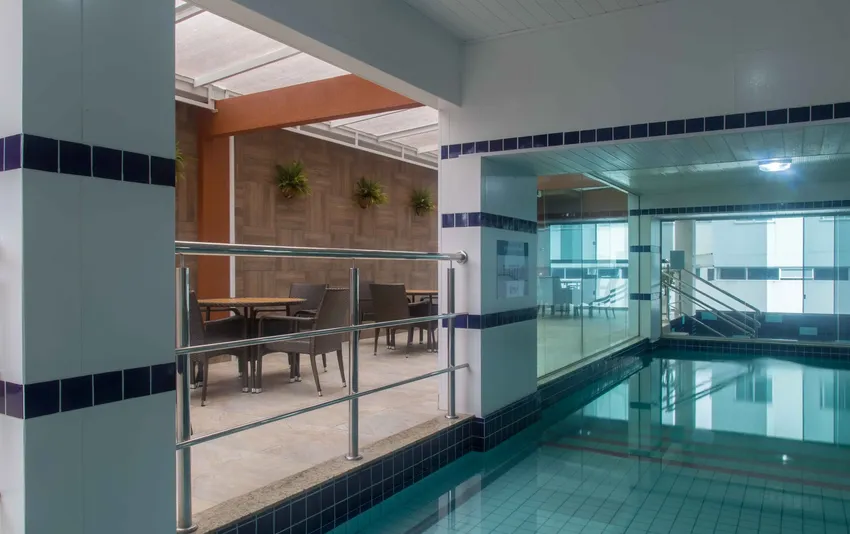 Foto da piscina coberta