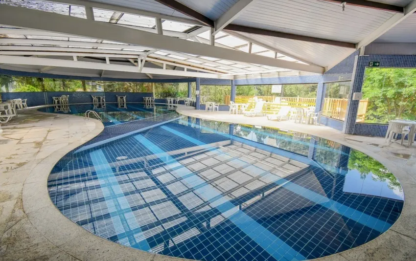 Foto da piscina coberta