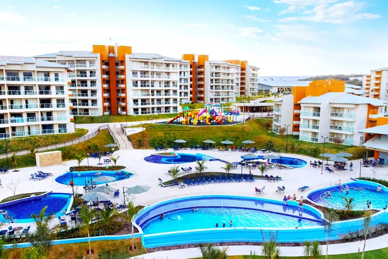 Foto das piscinas com o hotel no fundo