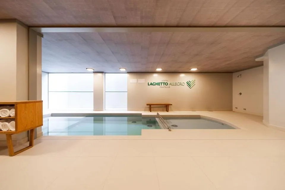 Foto da piscina coberta