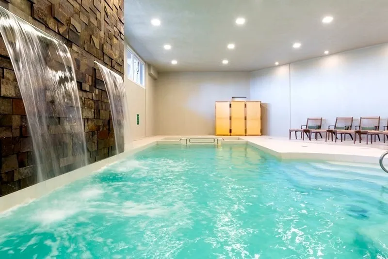 Foto da piscina coberta e aquecida