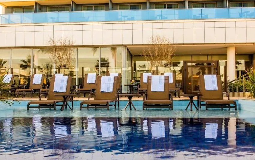 Foto da piscina com espreguiçadeiras