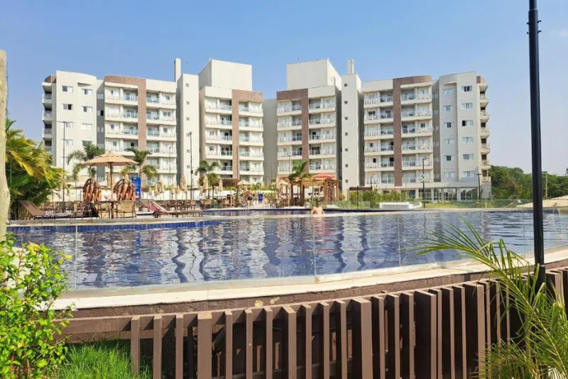 Foto da piscinas com o hotel no fundo