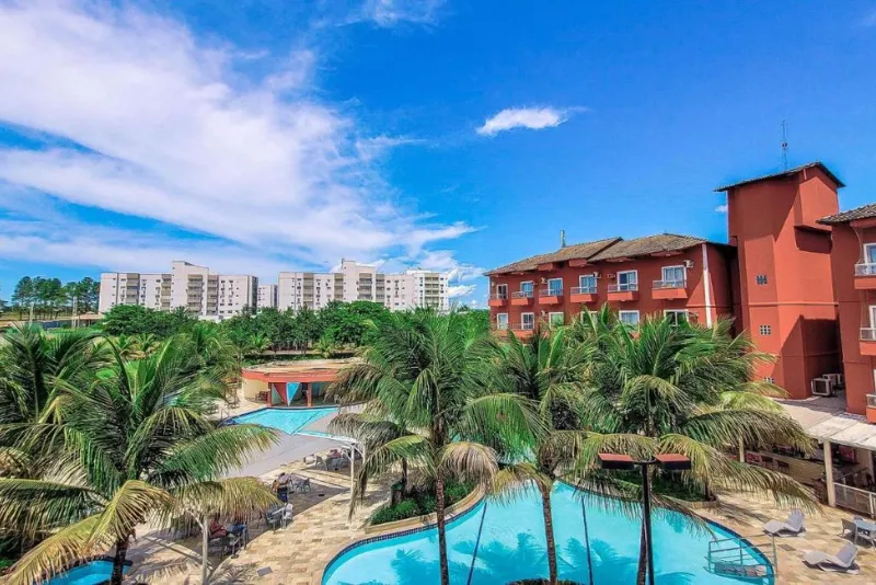Foto do hotel e das piscinas