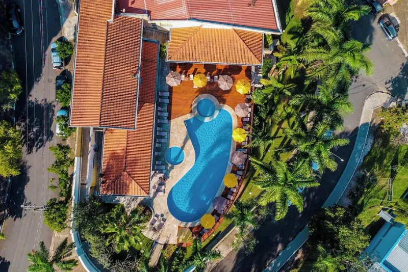 Foto vista aérea do hotel e piscina