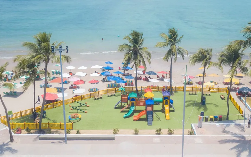 Foto dos brinquedos com vista praia