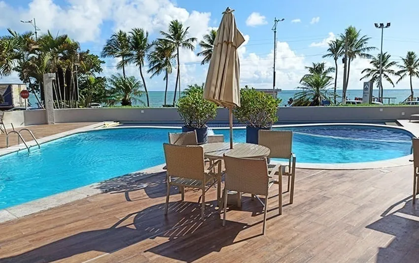Foto das piscina com vista praia
