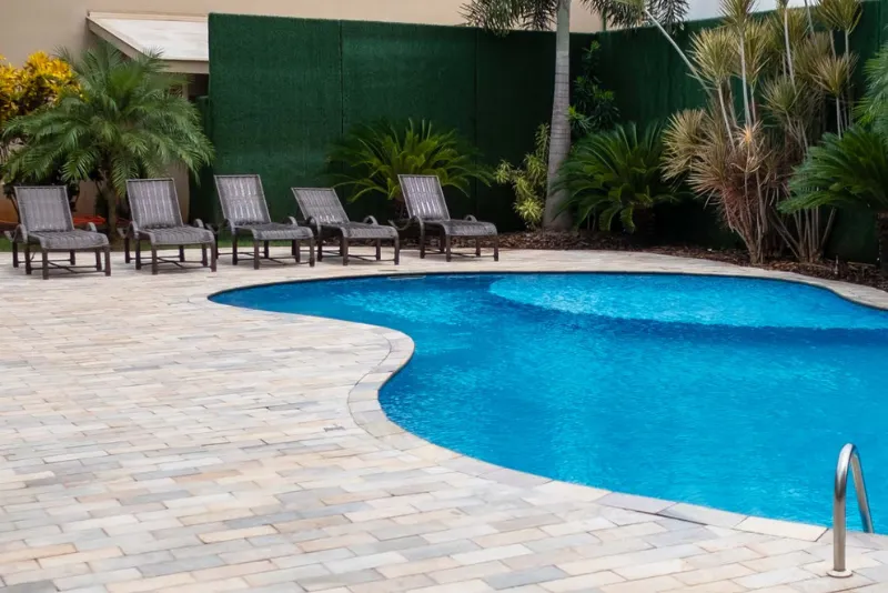 Foto da parte de piscinas e espreguiçadeiras