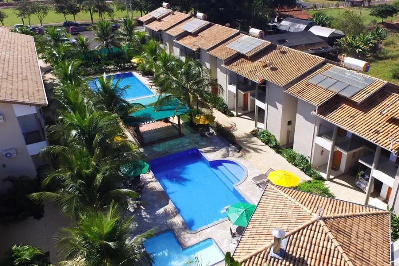 Foto aérea das piscinas do hotel