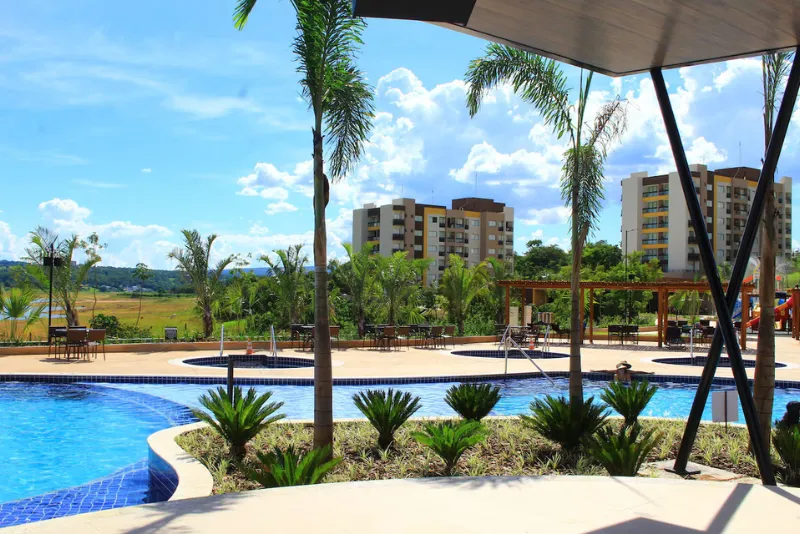 Foto das piscinas com vista ao hotel