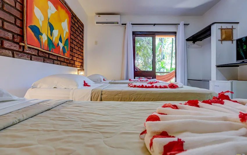 foto quarto com camas e vista da janela com rede