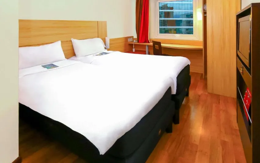 Foto Cama de casal do quarto do hotel