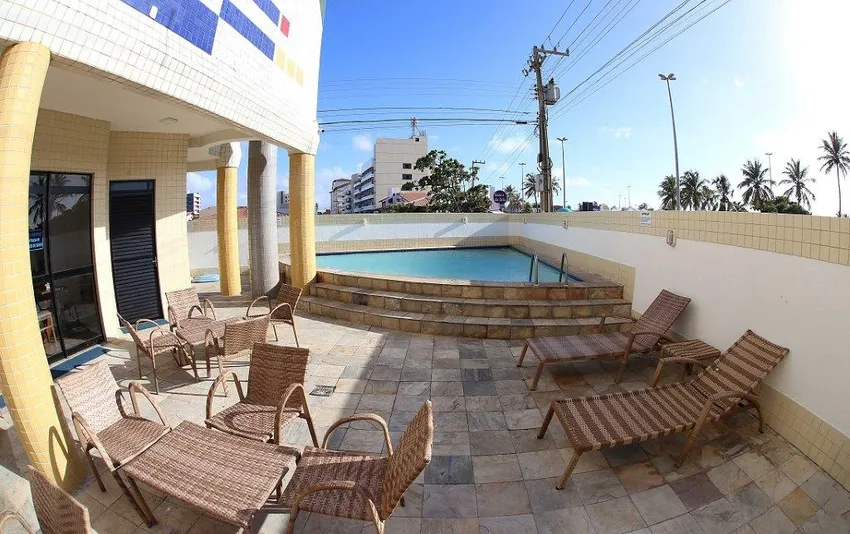 Foto da parte da piscina e espreguiçadeira
