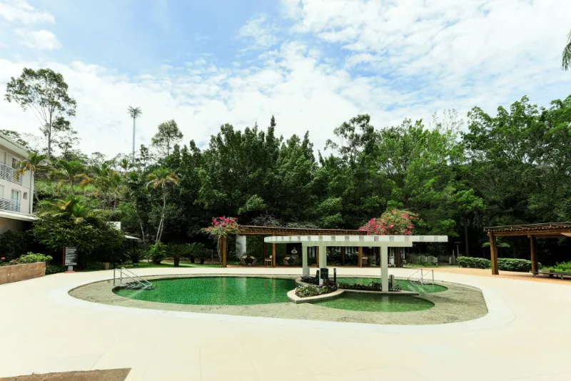 Foto do jardim e da piscina do hotel