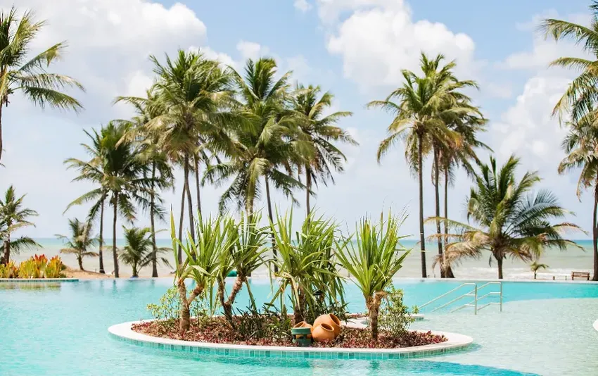 Foto piscina com belas árvores