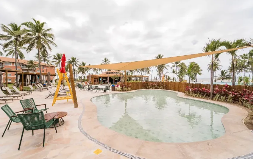 Foto da piscina infantil e lindas arvores