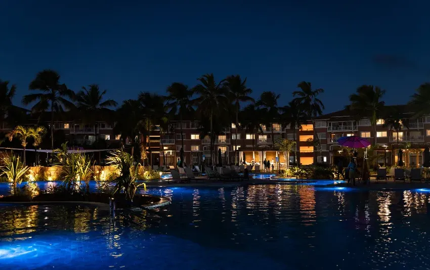 Foto panorâmica da piscina e hotel a noite