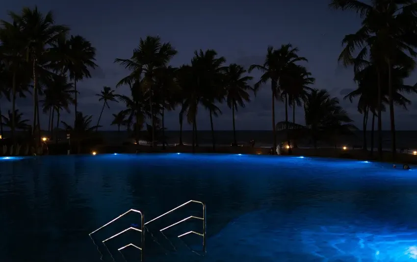 Foto vista mar e piscina a noite