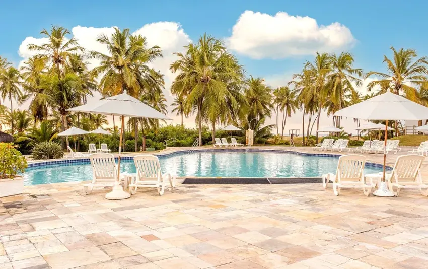Foto da area de lazer com piscina e arvores