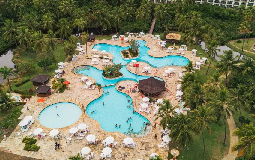 Foto Aérea das piscinas e vista arborizada