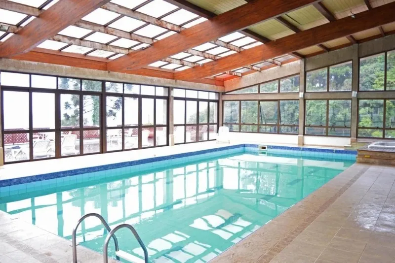 Foto da piscina coberta