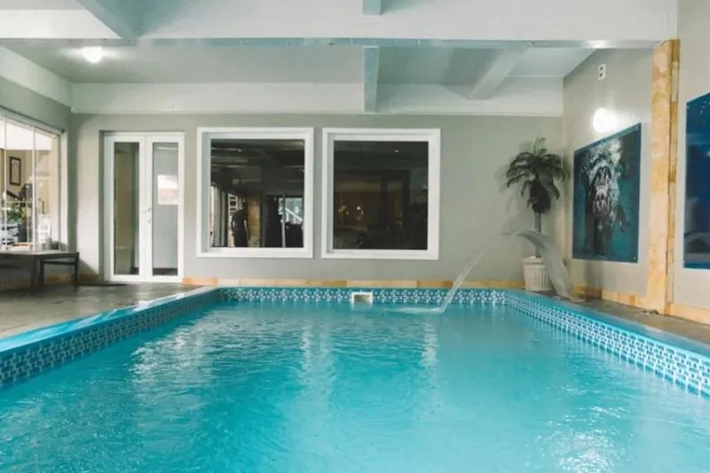 Foto da piscina coberta
