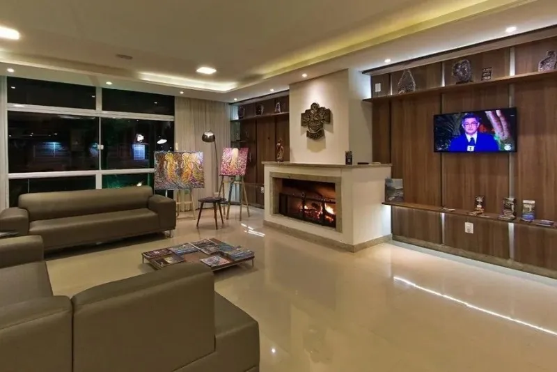 Foto da sala com lareira