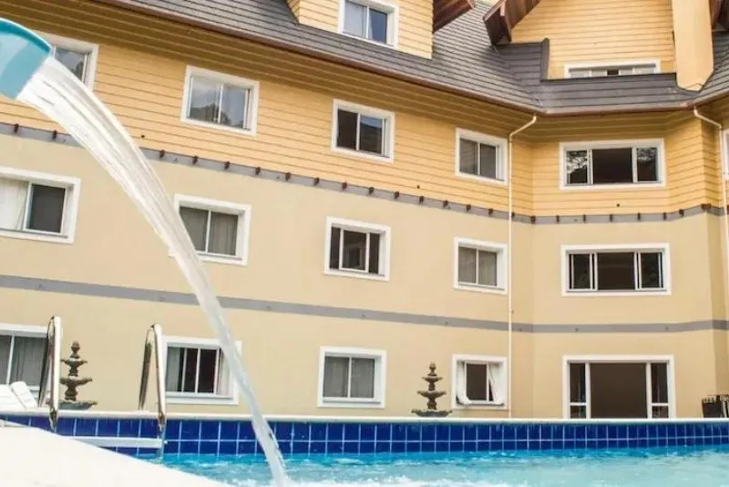 Foto da piscina com cascata