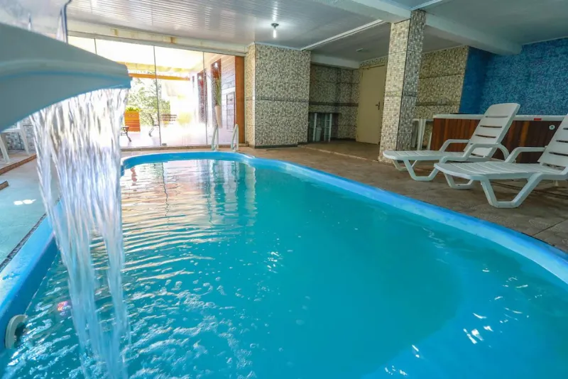 Foto da piscina coberta
