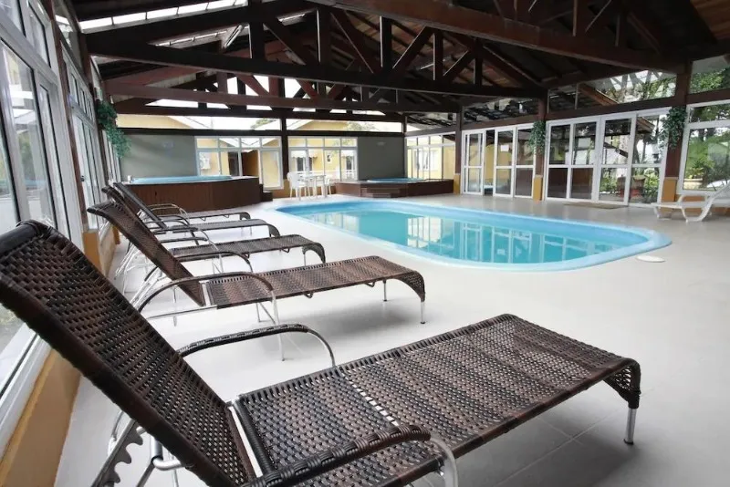 Foto da parte de piscina e espreguiçadeiras