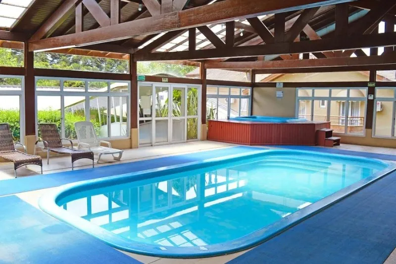Foto da piscina coberta