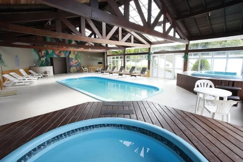 Foto da piscina coberta