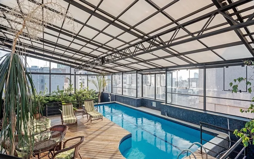 Foto da piscina coberta